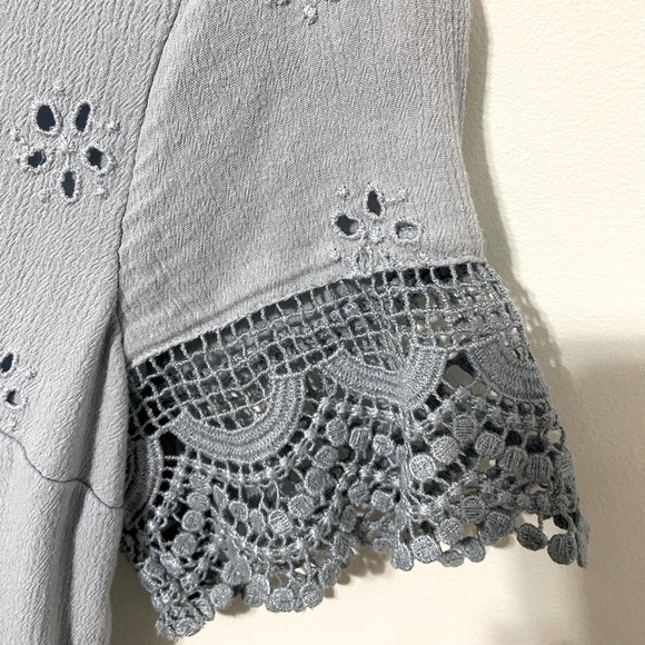 Hollister Button Up Back T-Shirt with Lace and Floral details - Picture 4 of 5